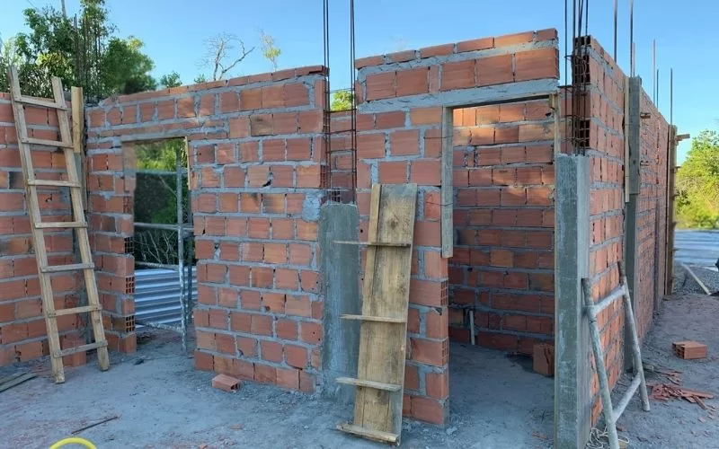 Construção de parede de tijolos em progresso