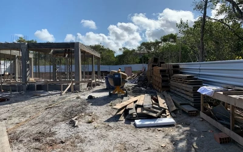 Construção de edifício em andamento com materiais no local.