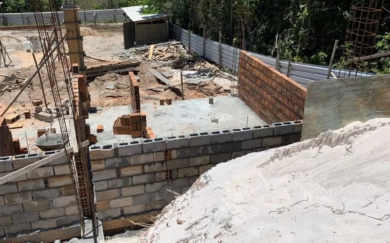 Construção de alicerces num estaleiro ao ar livre.
