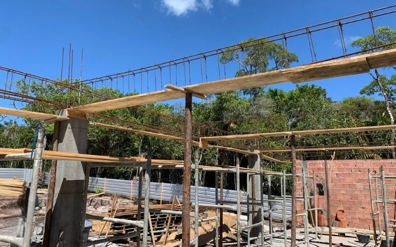 Construção de casa com estrutura de madeira e ferro.