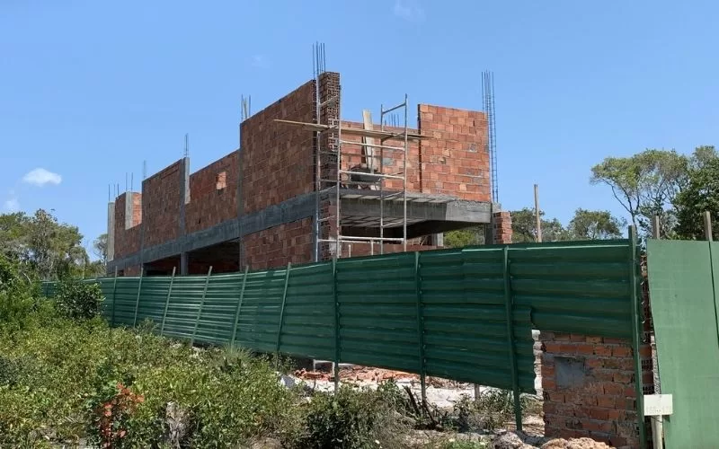 Construção de edifício com estrutura de tijolos.