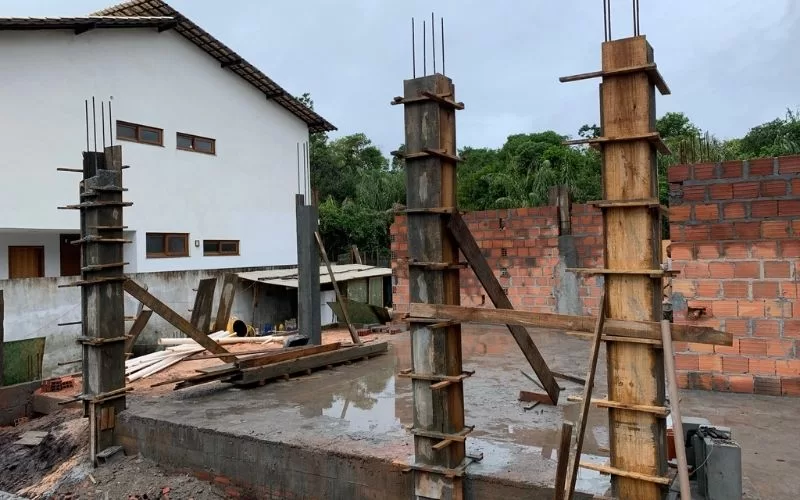 Construção de pilares de concreto em fase inicial.