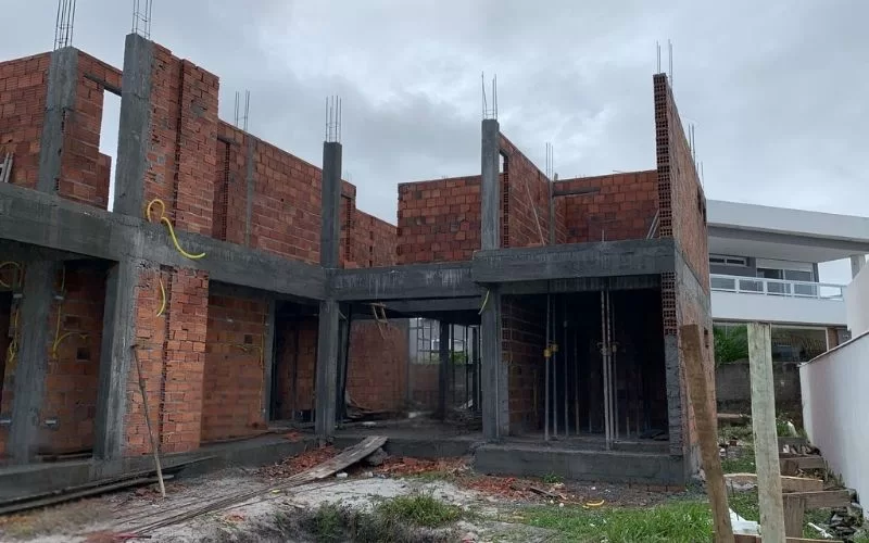 Construção de edifício em fase estrutural.