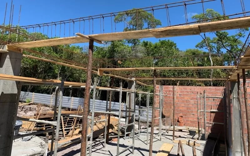 Construção de estrutura de casa com andaimes