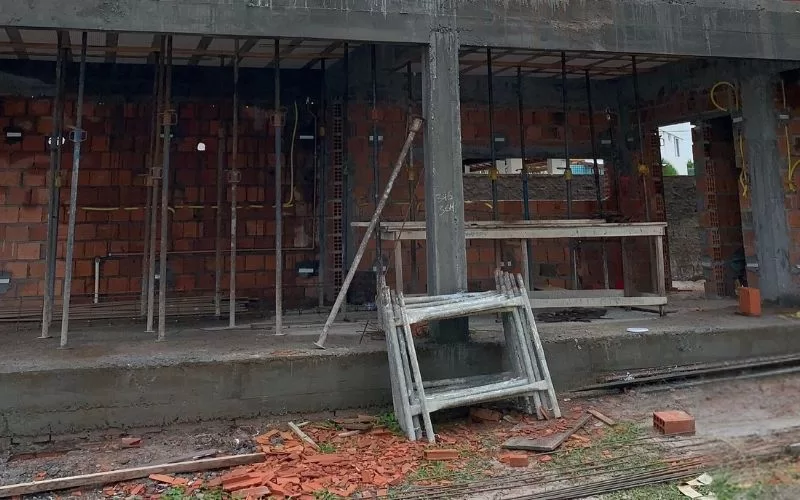 Construção com paredes de tijolo à vista.