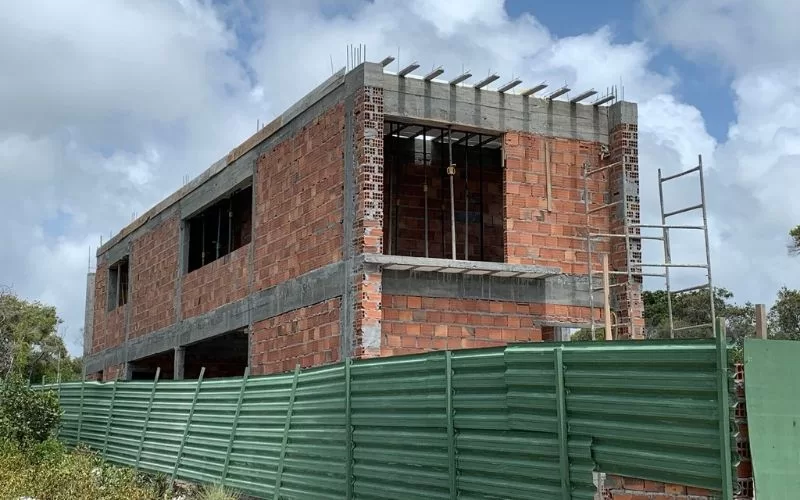 Construção de edifício em fase inicial.