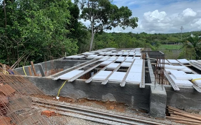 Construção de uma casa no meio de árvores