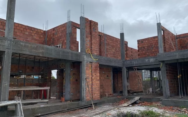 Construção de edifício em tijolos e cimento armado.