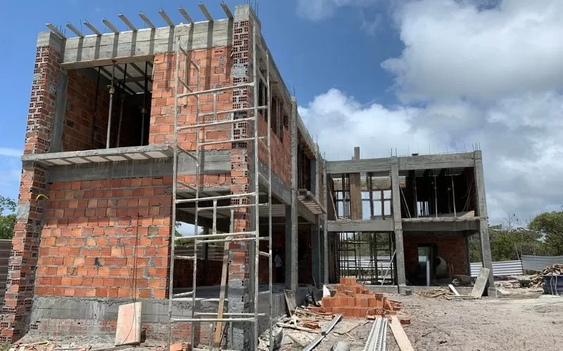 Construção de prédio inacabado em tijolo.