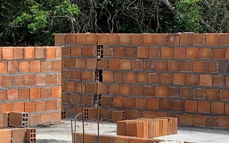 Parede de tijolos em construção no exterior.