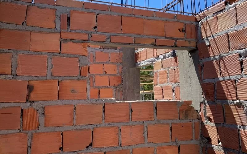 Parede de tijolos em construção com abertura.