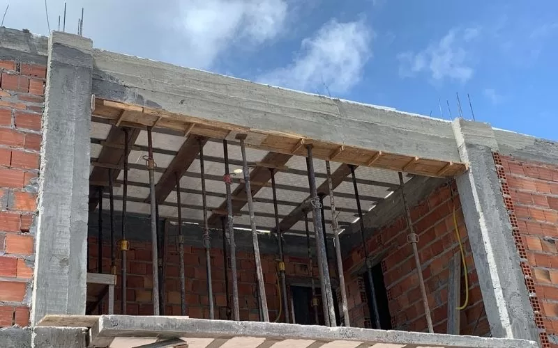 Construção de edifício em alvenaria e concreto.