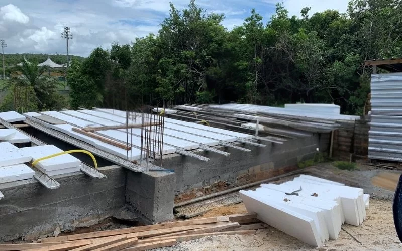 Construção com materiais de isolamento térmico em obra.