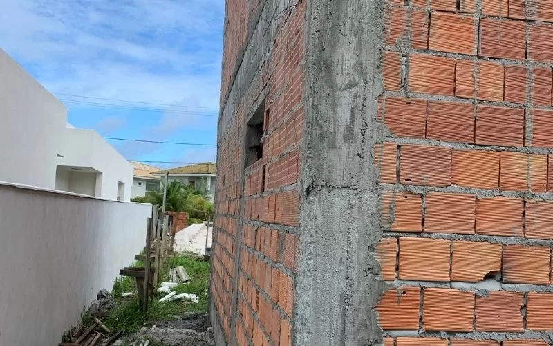 Vista lateral de uma parede de tijolos exposta.