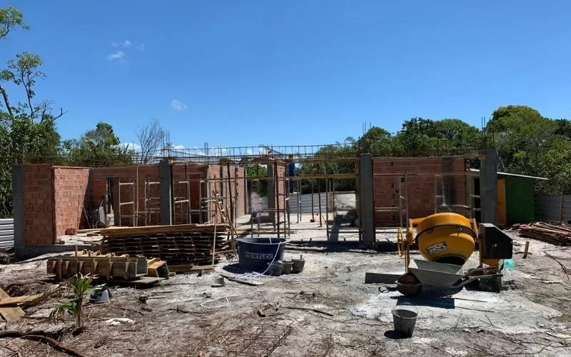 Construção de casa em alvenaria ao ar livre.