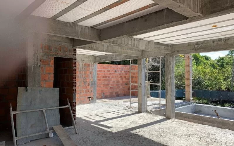 Construção de casa em fase inicial, estrutura de cimento.