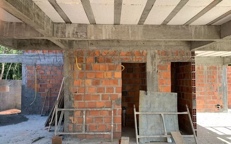 Estrutura de construção com paredes de tijolo expostas.