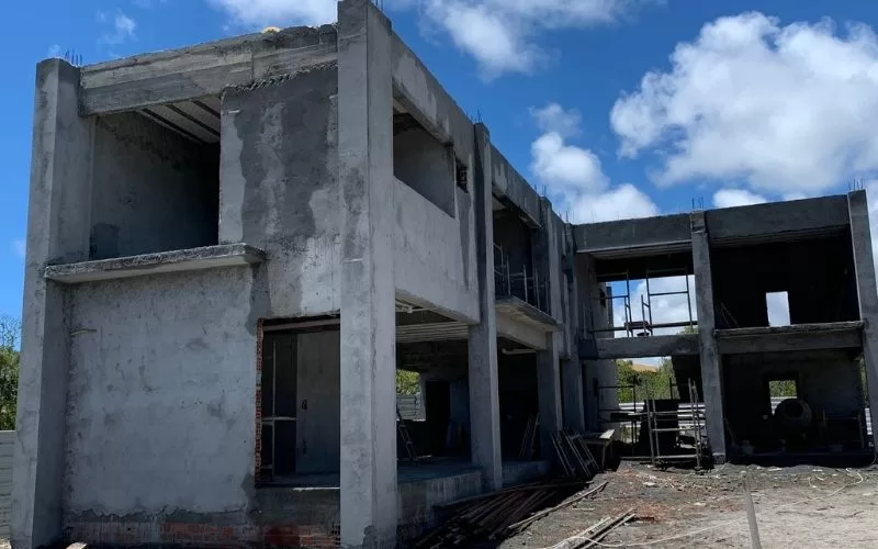 Prédio em construção sob céu azul.
