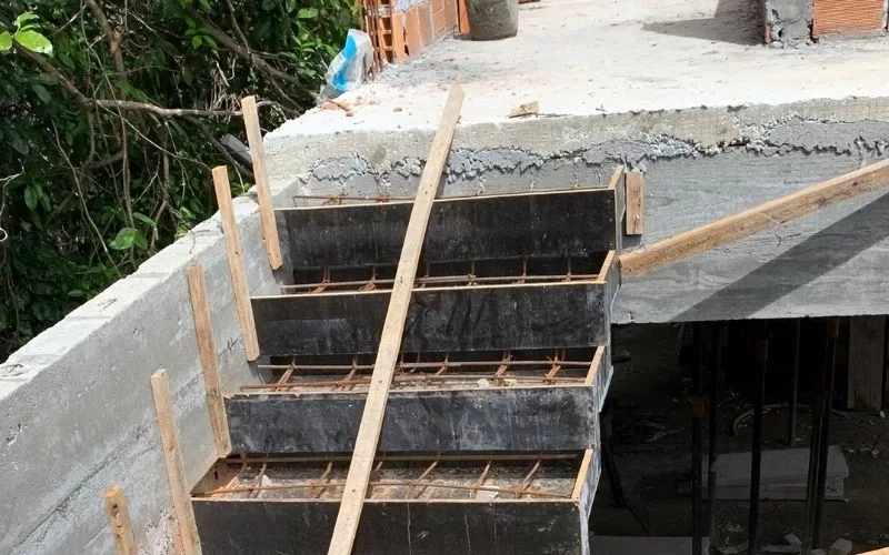 Escada em construção com estrutura de madeira.
