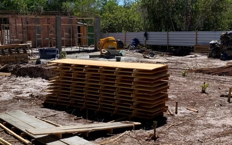 Empilhamento de madeira numa obra em construção.