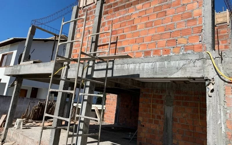 Construção de casa com tijolos e andaime.