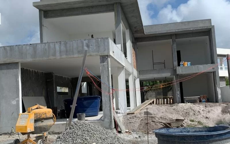 Construção de uma casa moderna em fase inicial.