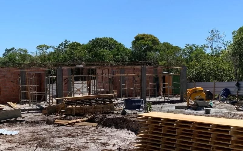 Construção de casa em tijolo, materiais na frente.