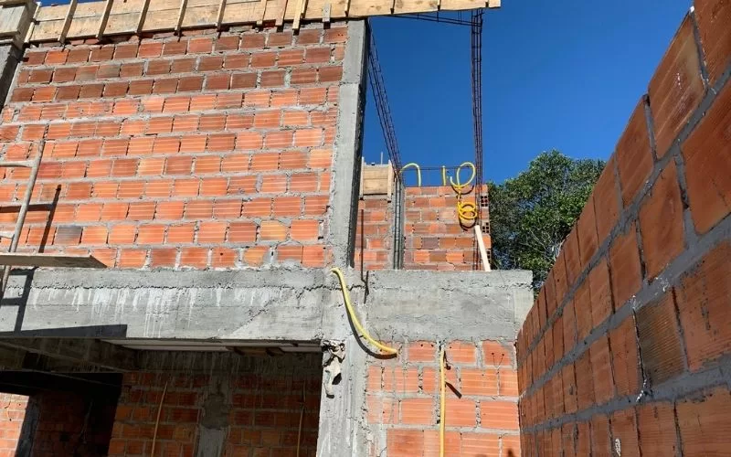 Construção de prédio em fase inicial.