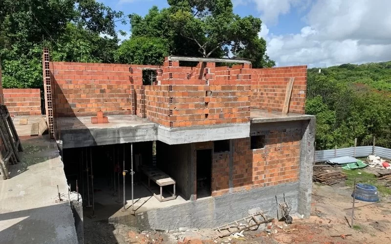 Construção de casa em tijolos, exterior inacabado.