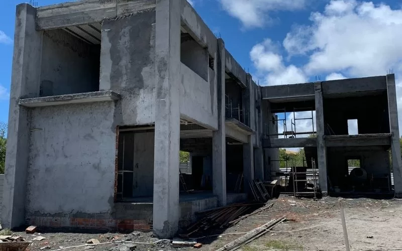 Edifício em construção sob céu azul.