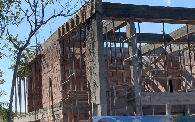 Construção de edifício em tijolo à vista