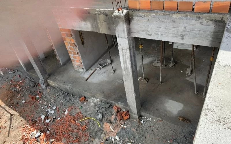 Construção de fundações em obra residencial.