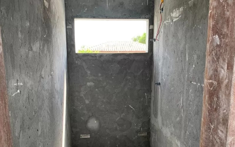 Pequena divisão em construção com janela retangular.