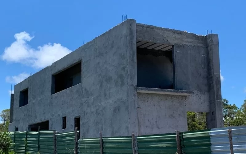 Construção de edifício em fase inicial.