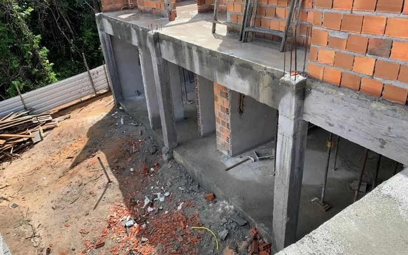 Construção de casa com tijolos e cimento.
