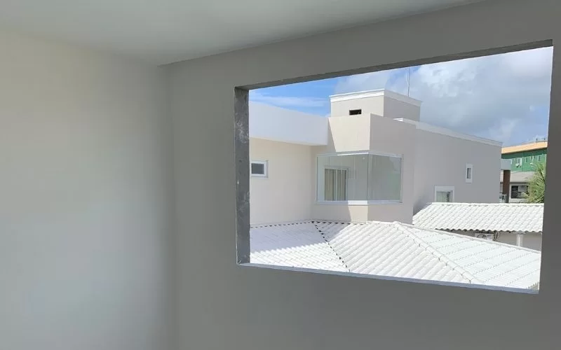 Vista de edifícios através de janela.