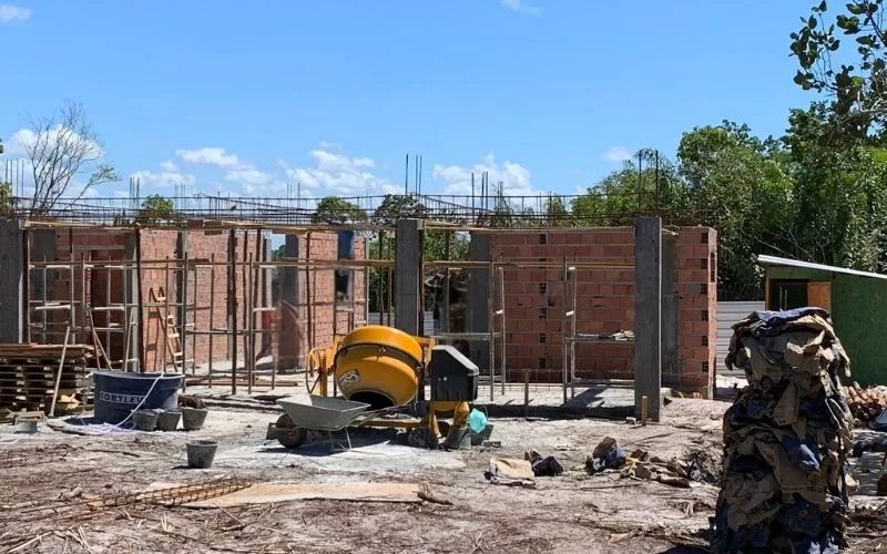 Construção em andamento com betoneira em destaque