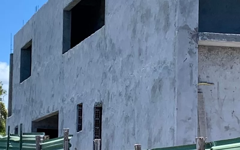 Construção de edifício em fase inicial com betão exposto.