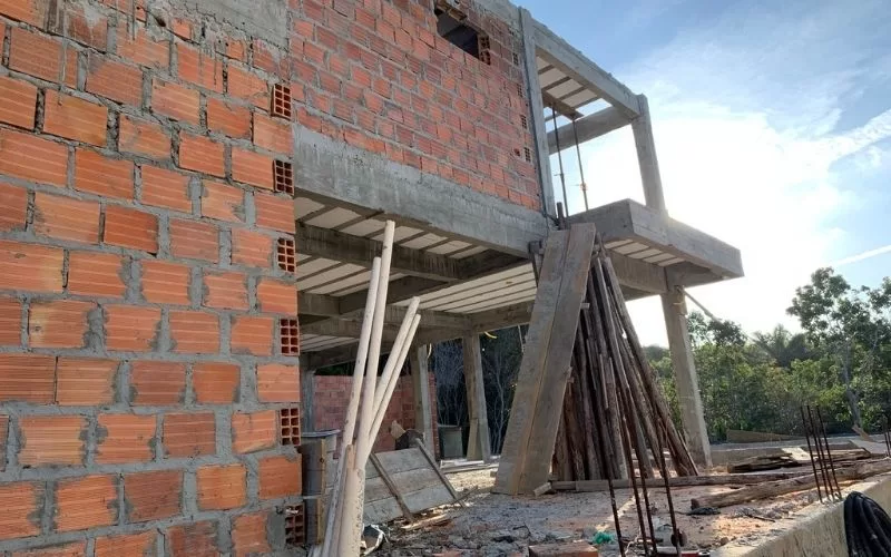 Construção de edifício em andamento com tijolos expostos
