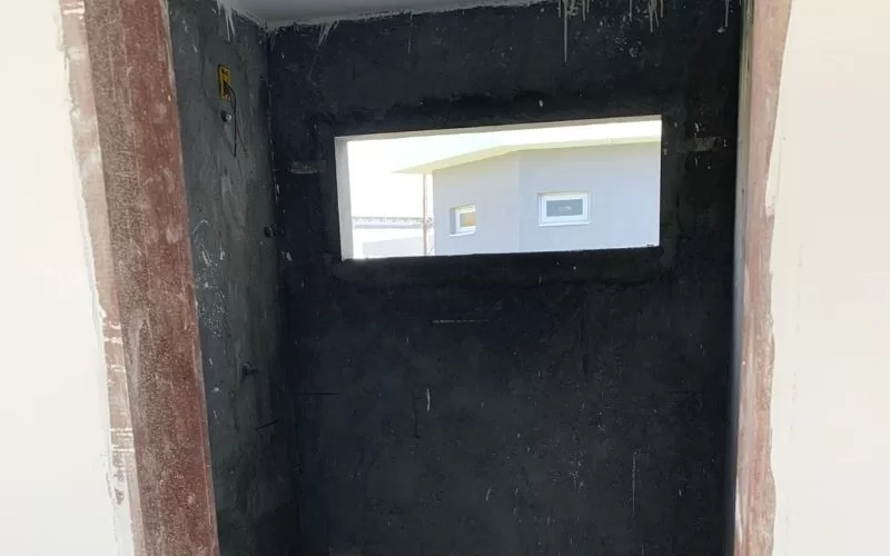 Espaço de construção com janela retangular.