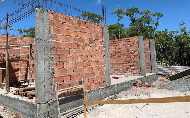 Construção com tijolos e cimento ao ar livre.