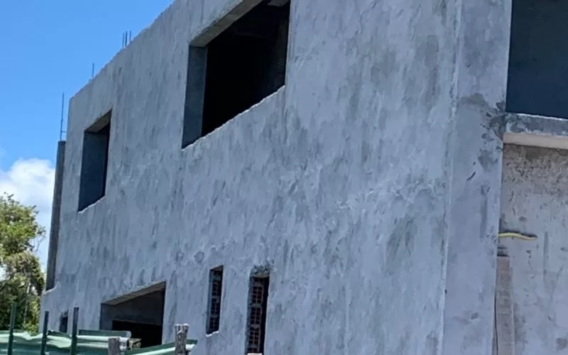 Prédio em construção com paredes inacabadas.