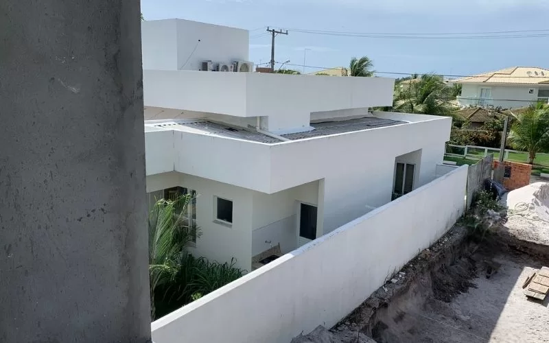 Vista lateral de casa moderna branca com terraço.