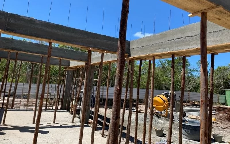 Construção de estrutura com vigas de concreto.