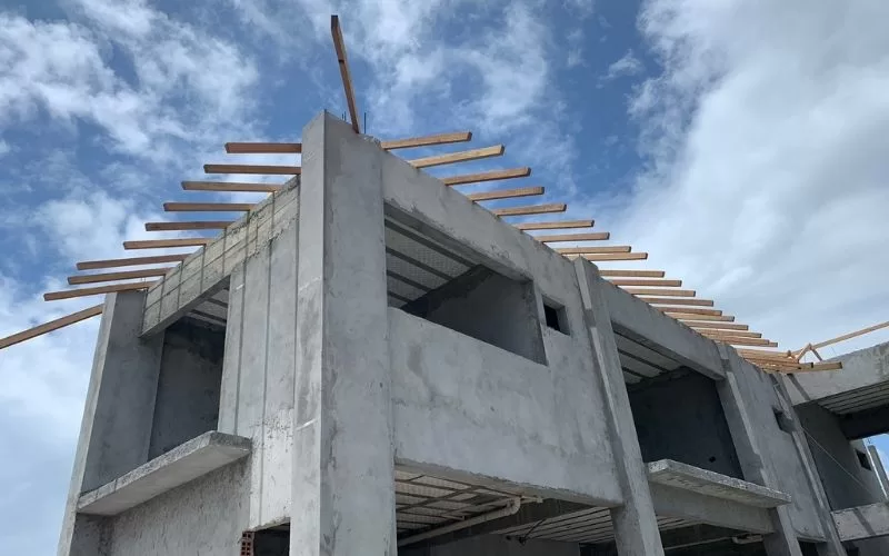 Construção de edifício em fase inicial, céu azul