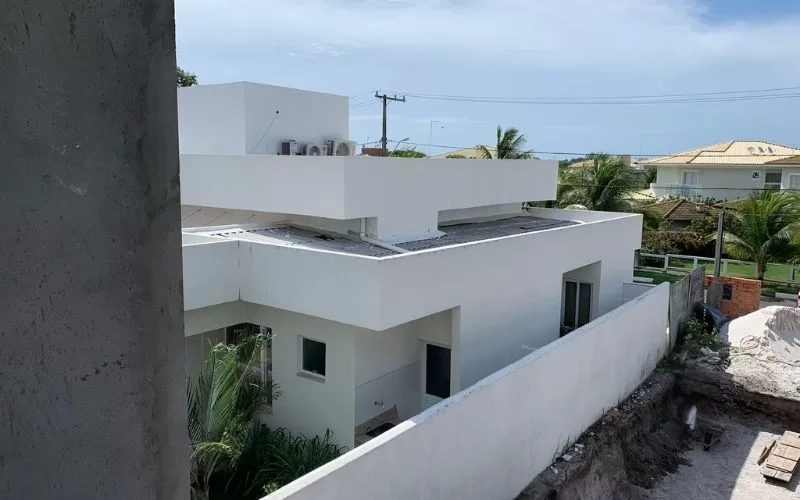 Exterior moderno de casa branca com jardim.