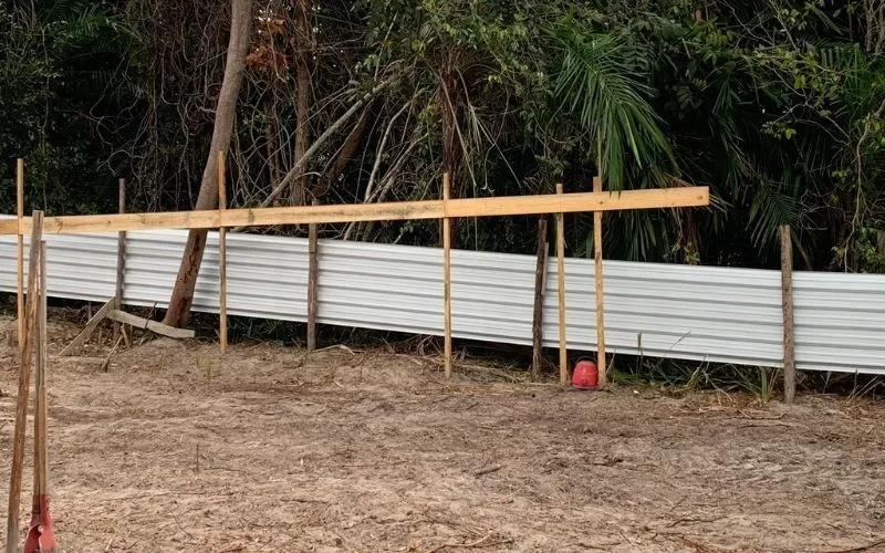 Terreno com vedação de metal e madeira