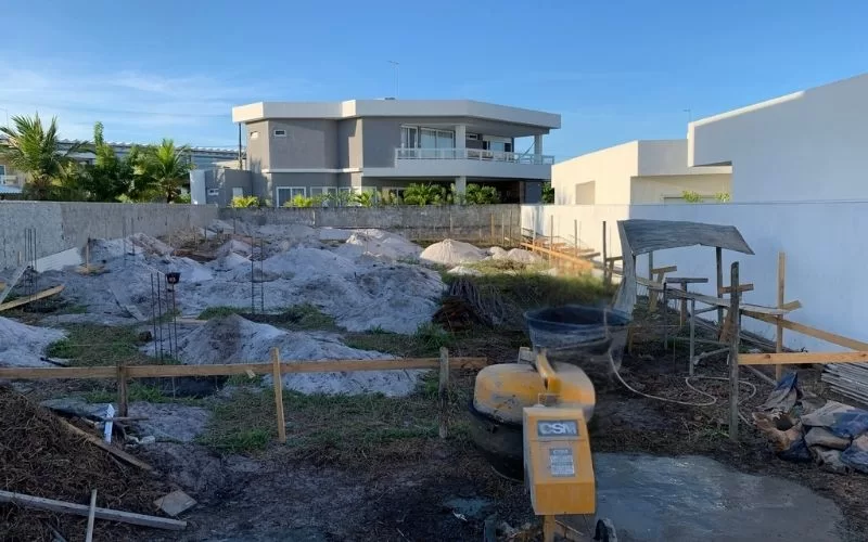 Construção de casa moderna em fase inicial.
