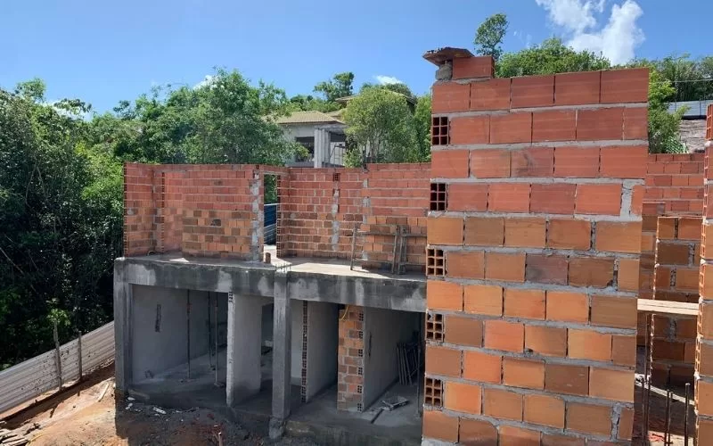 Construção de edifício com tijolos, ambiente externo.