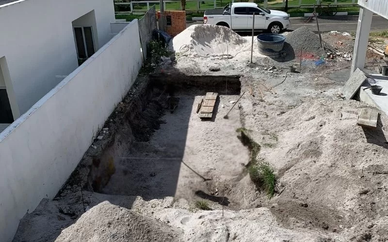 Obra de construção com escavação em andamento.